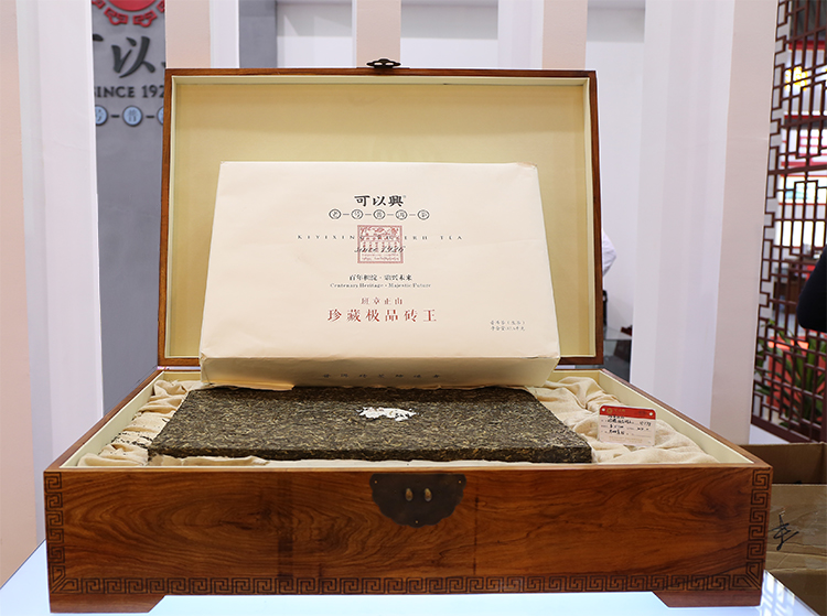 The Brick King Appears at the Shenzhen Tea Expo